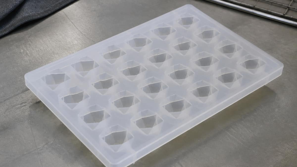 Multi-cavity food-grade silicone gummy mold tray for cavity volume and weight planning